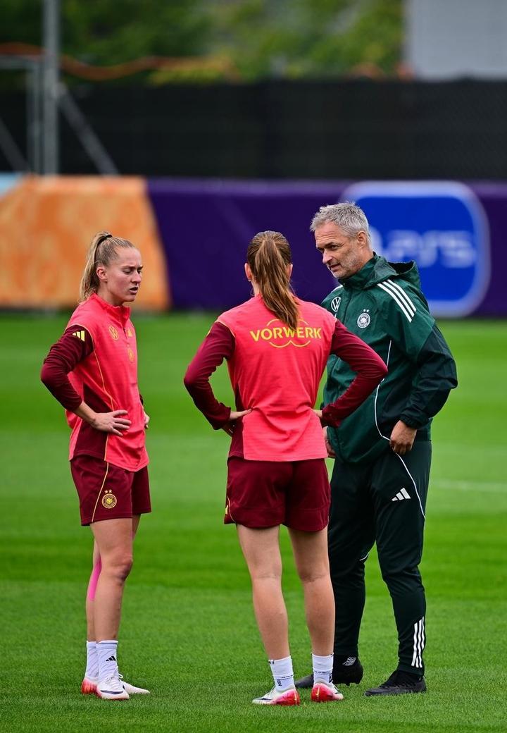 转折点里昂战术微调，荷甲今晨攻防权衡，球迷炸锅，医务组通报恢复