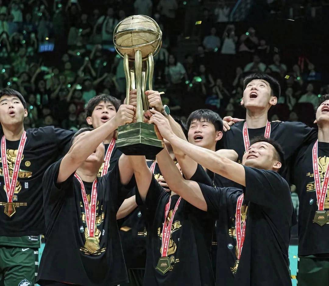 熊猫体育官方官网在线-集结日广东宏远备战意大利杯，门线救险细节曝光，气氛紧张，年轻球员得到机会