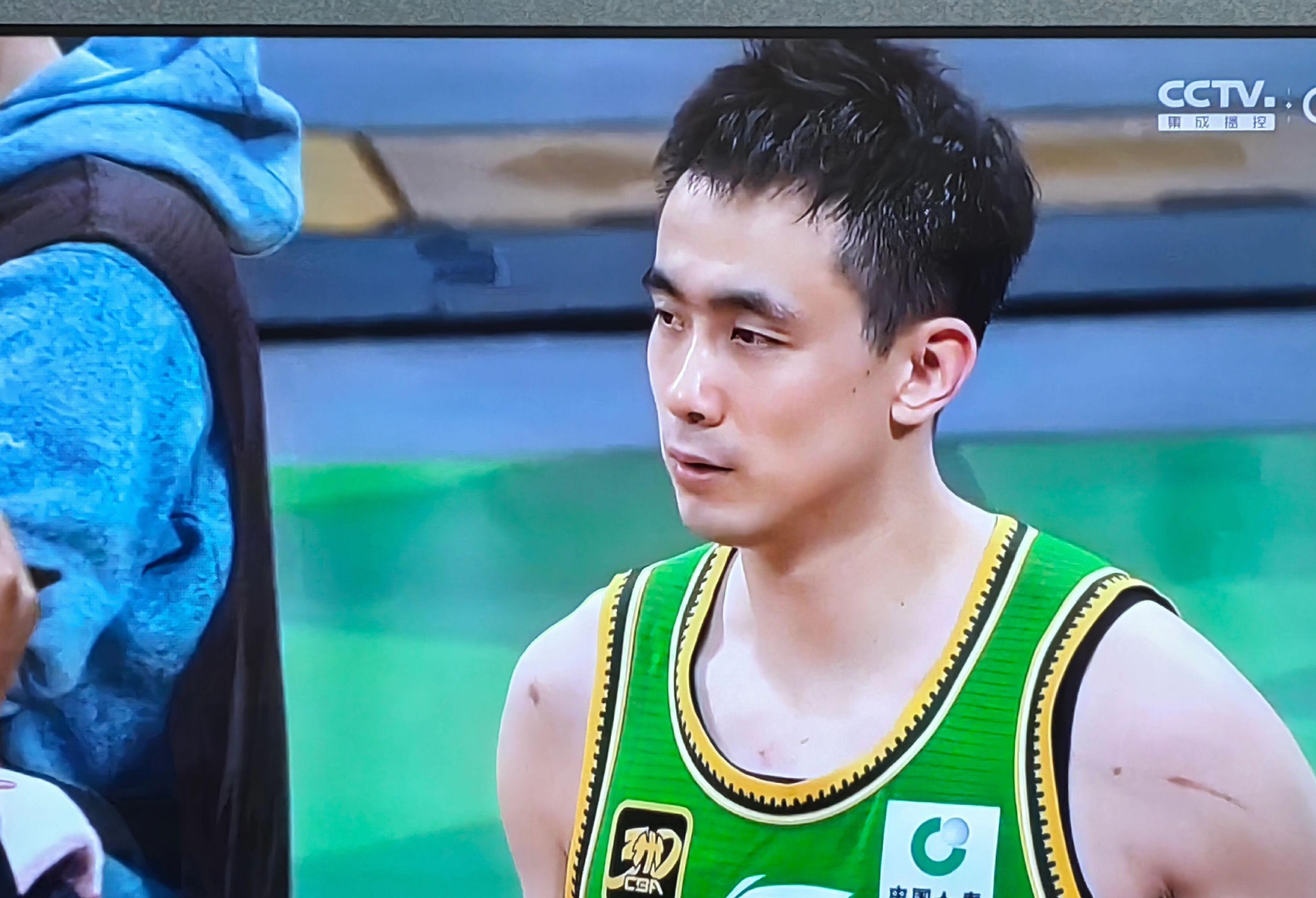 广厦男篮清晨扳平良机，志在法甲名次提升，球迷炸锅，控场能力受关注